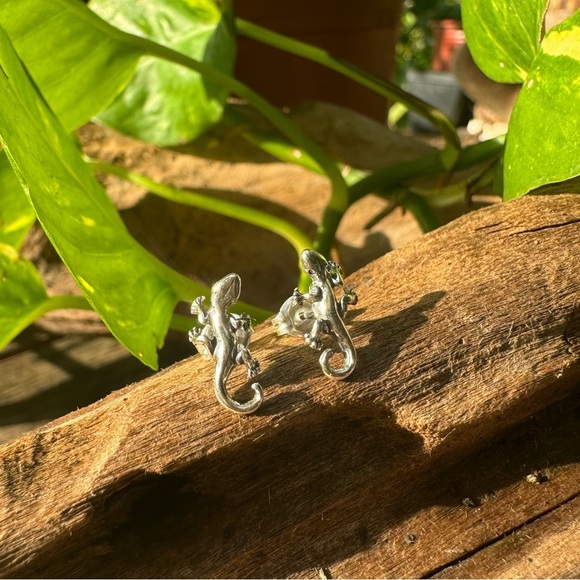 925 Sterling Silver earrings Ear Stud lizard NWOT - Picture 3 of 3